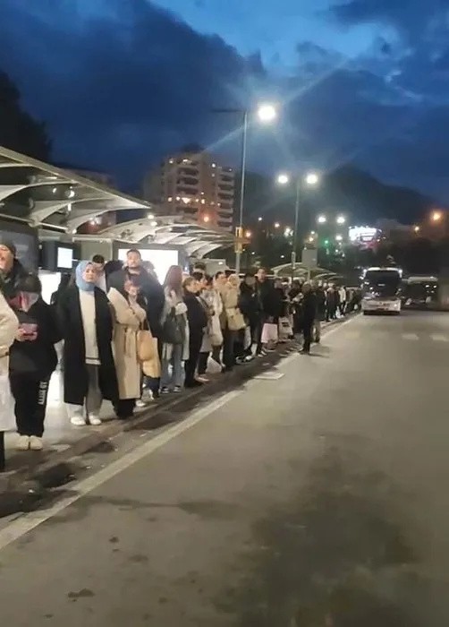 İzmir'de maaş krizi büyüyor! Otobüs şoförleri iş bıraktı